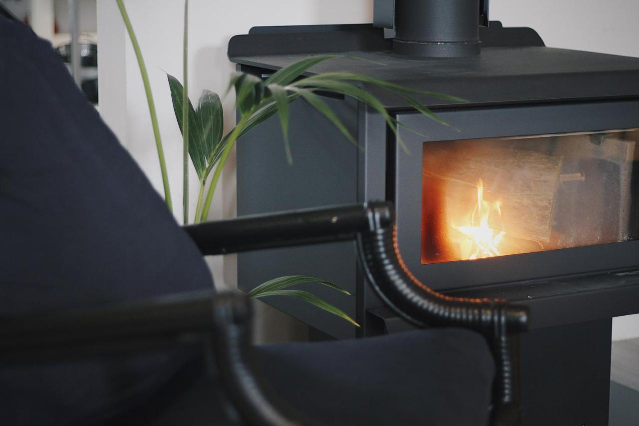 Hugo & Carters Backpackers & Motel Tauranga Zewnętrze zdjęcie A wood stove