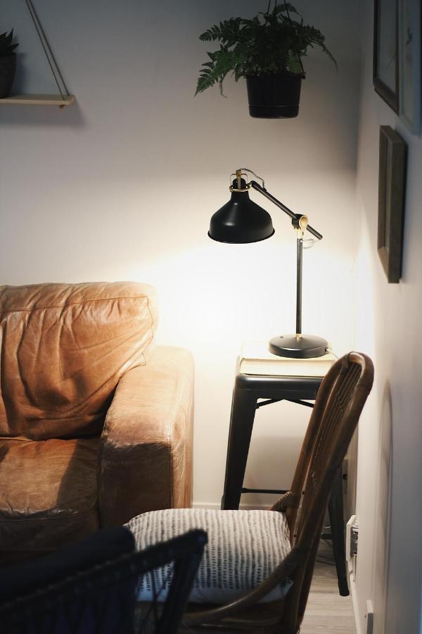 Hugo & Carters Backpackers & Motel Tauranga Zewnętrze zdjęcie A table lamp