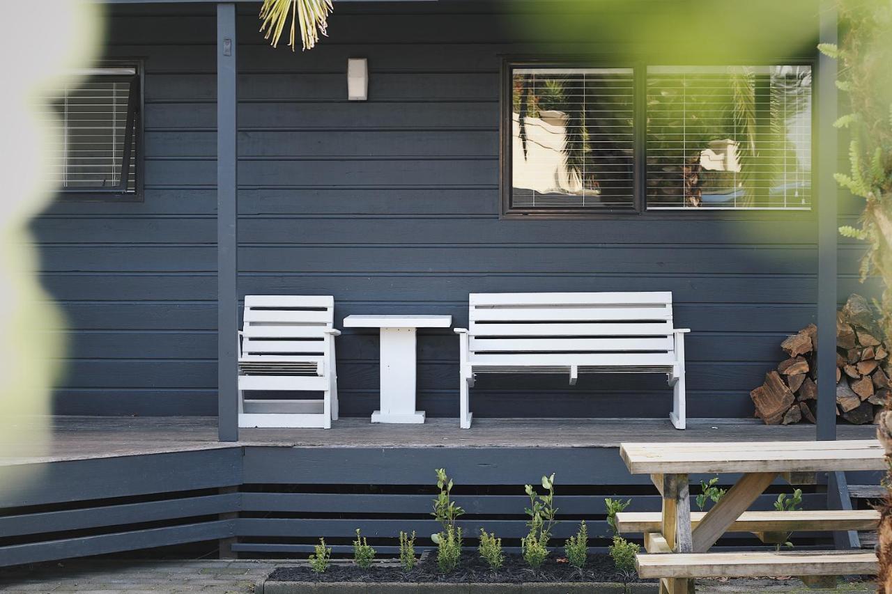 Hugo & Carters Backpackers & Motel Tauranga Zewnętrze zdjęcie A modern bench