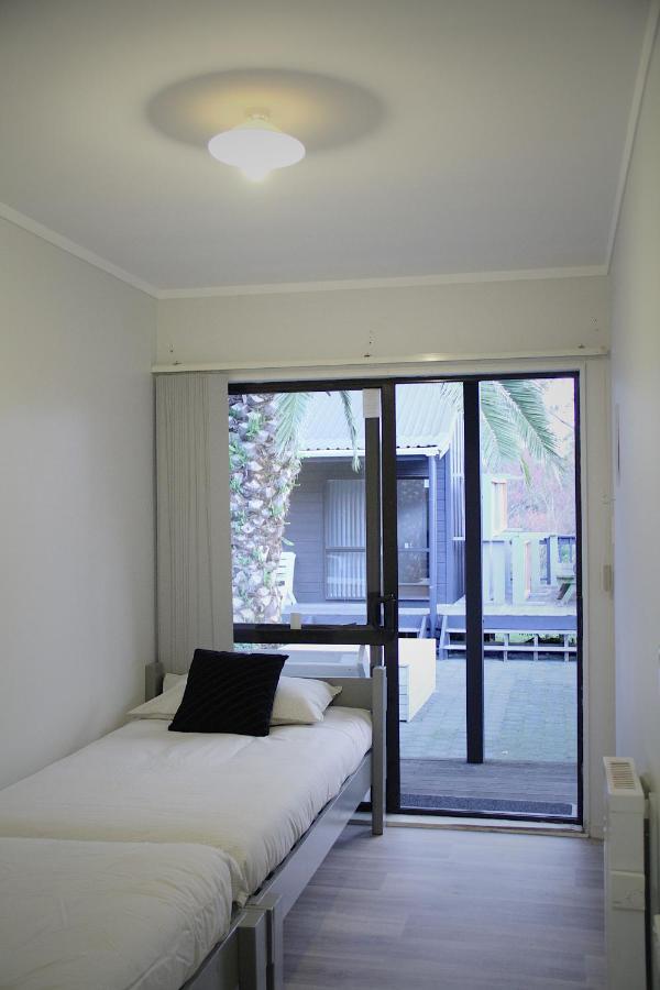 Hugo & Carters Backpackers & Motel Tauranga Zewnętrze zdjęcie A sliding door
