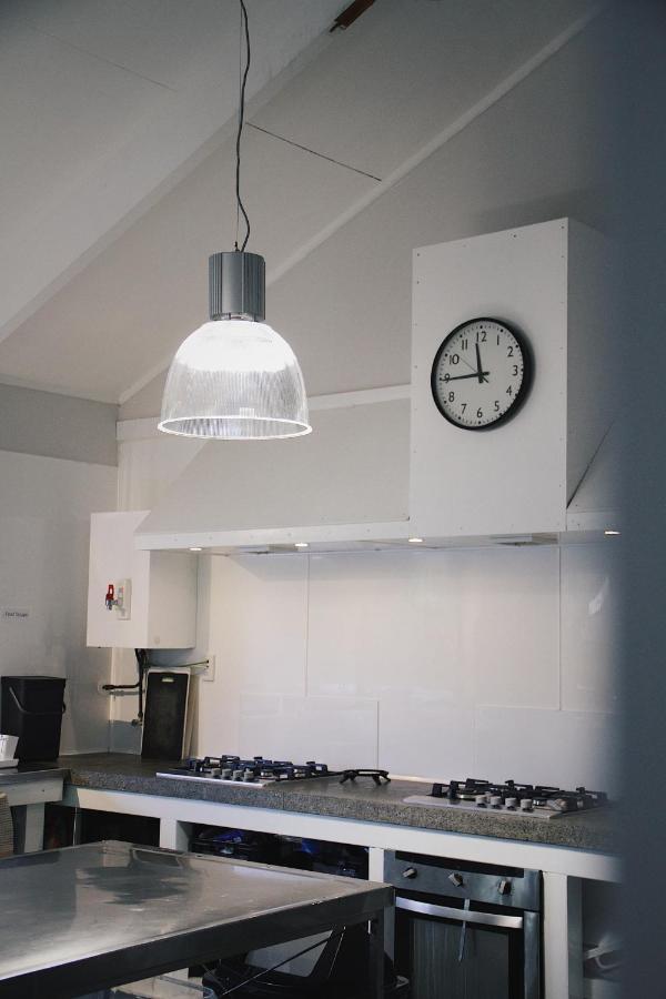 Hugo & Carters Backpackers & Motel Tauranga Zewnętrze zdjęcie A wall clock