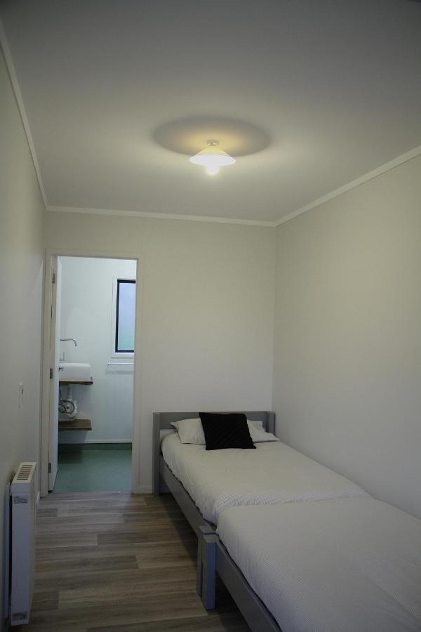 Hugo & Carters Backpackers & Motel Tauranga Zewnętrze zdjęcie A room at the motel