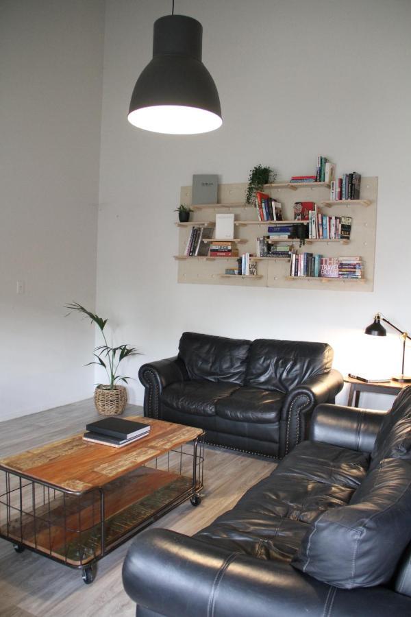 Hugo & Carters Backpackers & Motel Tauranga Zewnętrze zdjęcie A living room with a leather sofa
