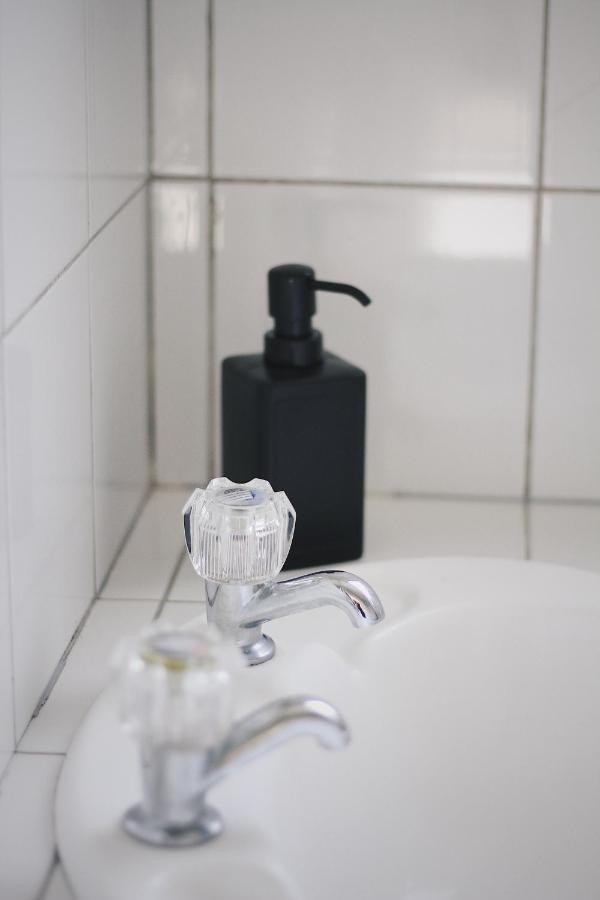 Hugo & Carters Backpackers & Motel Tauranga Zewnętrze zdjęcie A soap dispenser