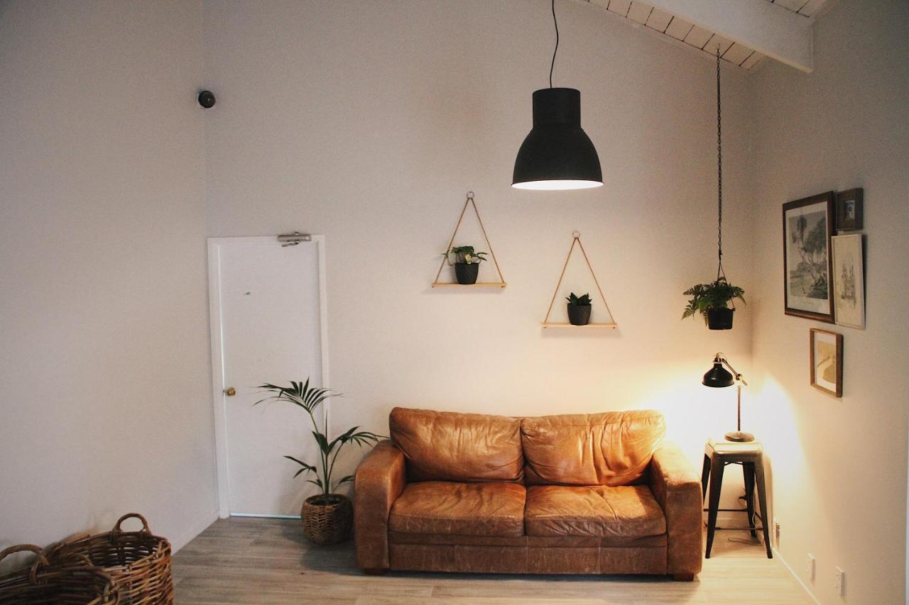 Hugo & Carters Backpackers & Motel Tauranga Zewnętrze zdjęcie A living room with a leather sofa