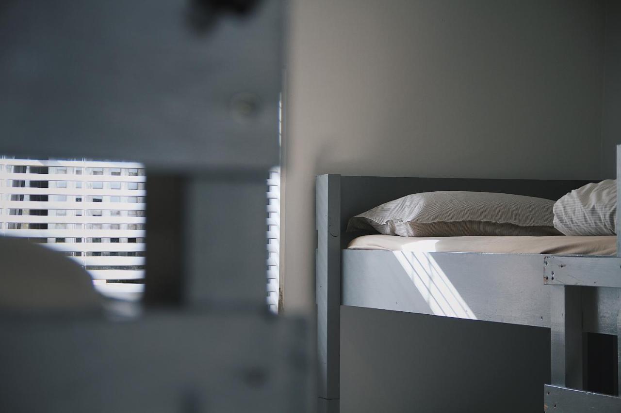 Hugo & Carters Backpackers & Motel Tauranga Zewnętrze zdjęcie A cell at the Guantánamo Bay detention camp