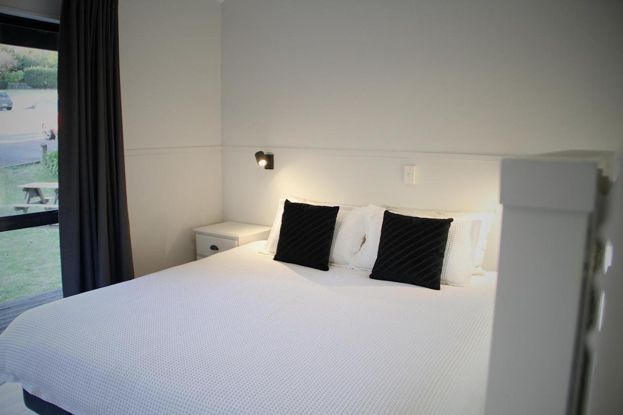 Hugo & Carters Backpackers & Motel Tauranga Zewnętrze zdjęcie A bedroom at the hotel