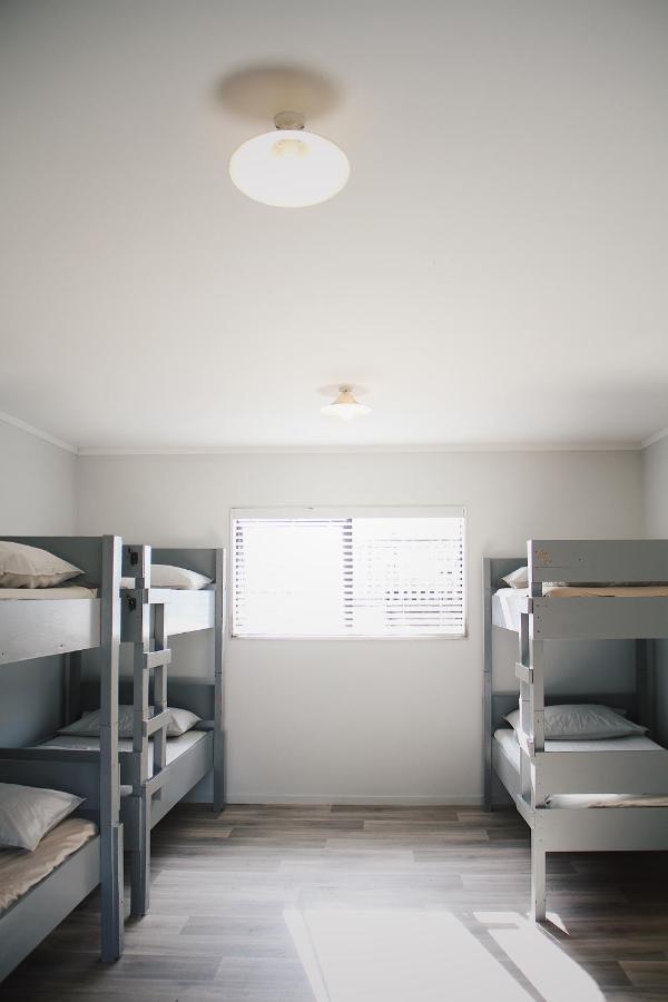 Hugo & Carters Backpackers & Motel Tauranga Zewnętrze zdjęcie A room at the San Diego Rescue Mission