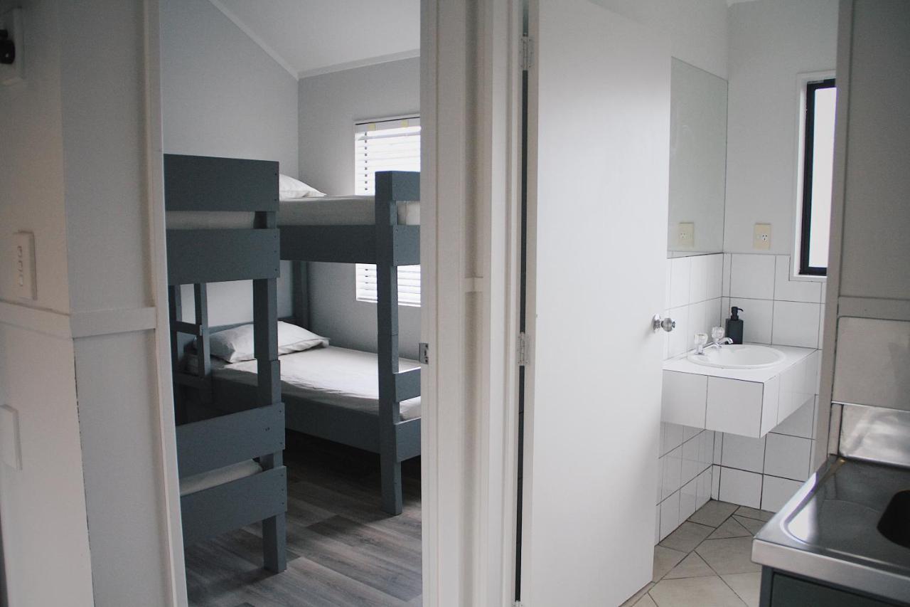 Hugo & Carters Backpackers & Motel Tauranga Zewnętrze zdjęcie A bunk room at a hostel