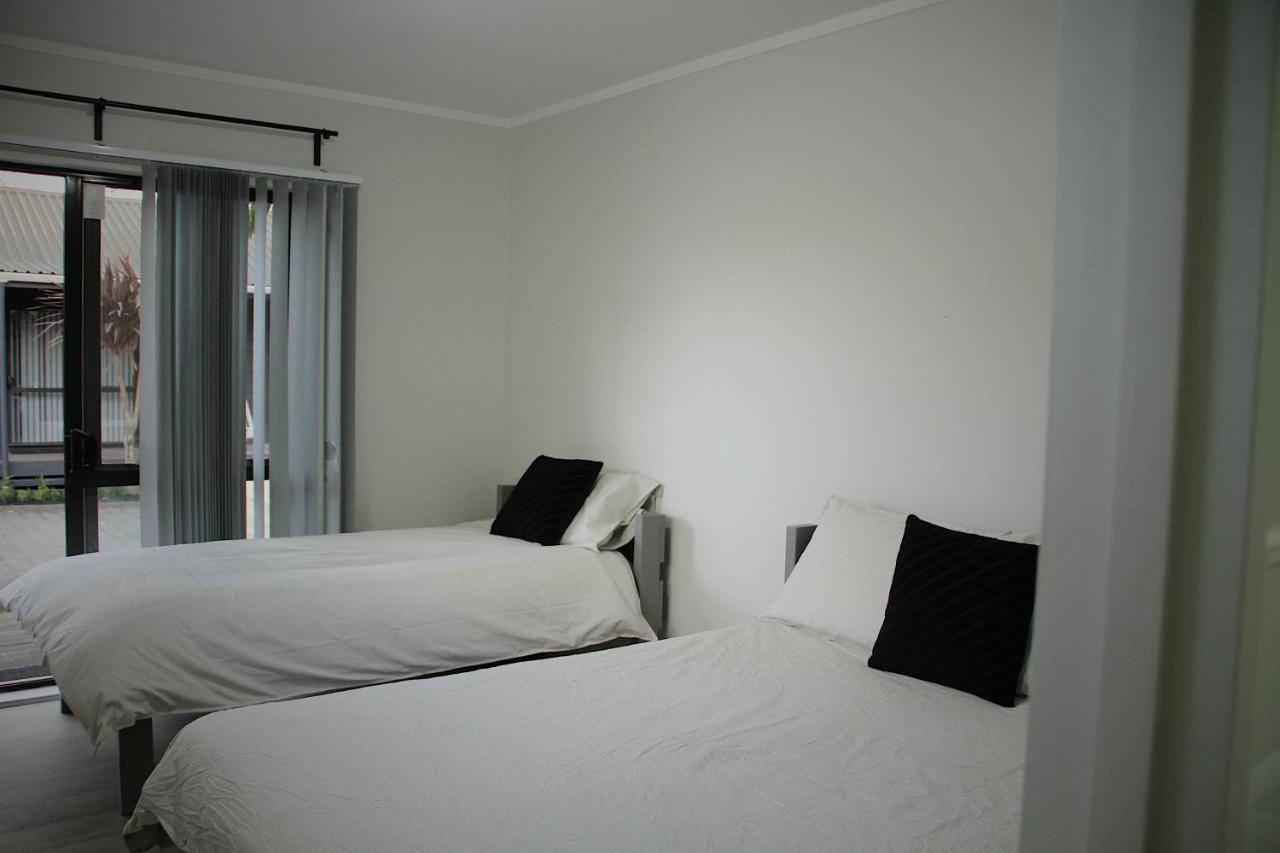Hugo & Carters Backpackers & Motel Tauranga Zewnętrze zdjęcie A bedroom at the hotel